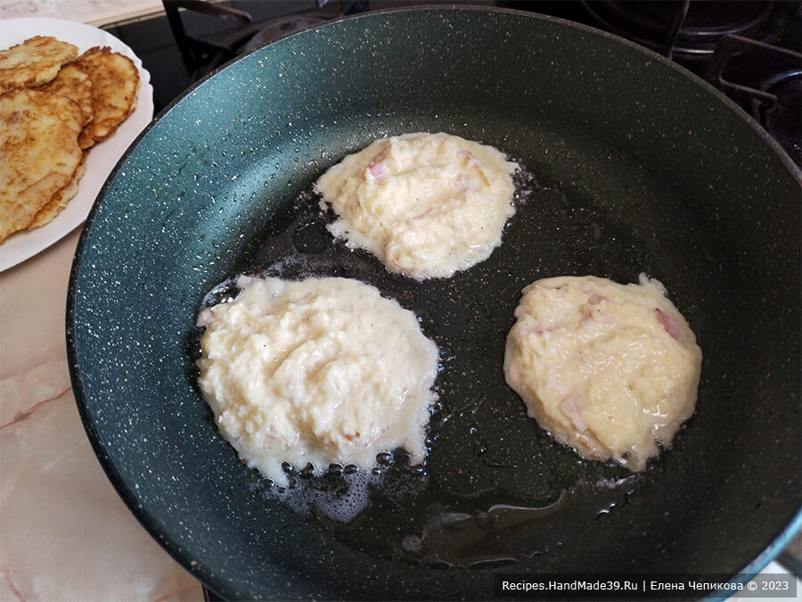 Брамбораки – фото шаг 7. Брамбораки жарить на сковороде, разогретой с растительным маслом