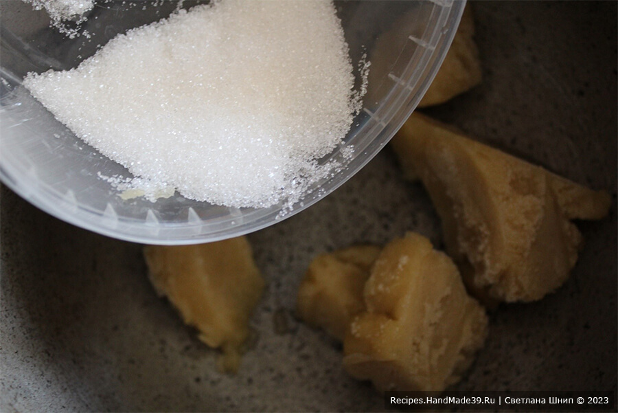 Жевательный мармелад на фруктовом пюре – фото шаг 2. Во фруктовое пюре добавить сахар, смесь нагреть, но не доводить до кипения