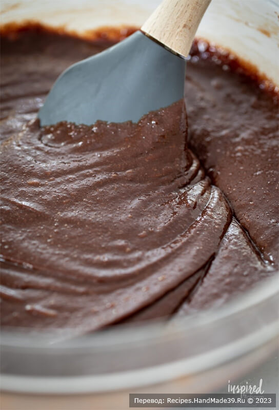 Брауни с печеньем – фото шаг 10. С помощью лопатки всыпать муку до получения однородной массы