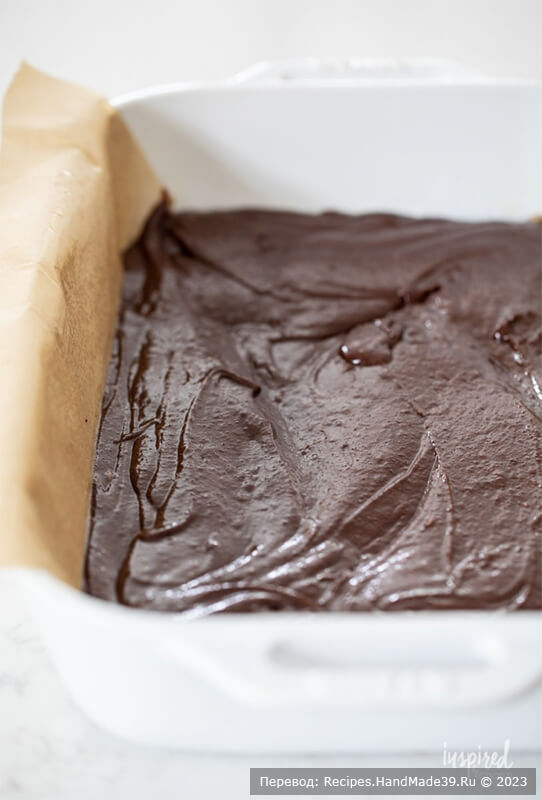 Брауни с печеньем – фото шаг 11. Вылить тесто для брауни, разровнять верх лопаткой