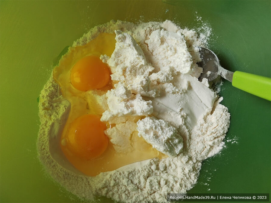 Творожные «улитки» с фаршем – фото шаг 3. Соединить муку, творог, яйца. Добавить соду, гашённую уксусом, соль