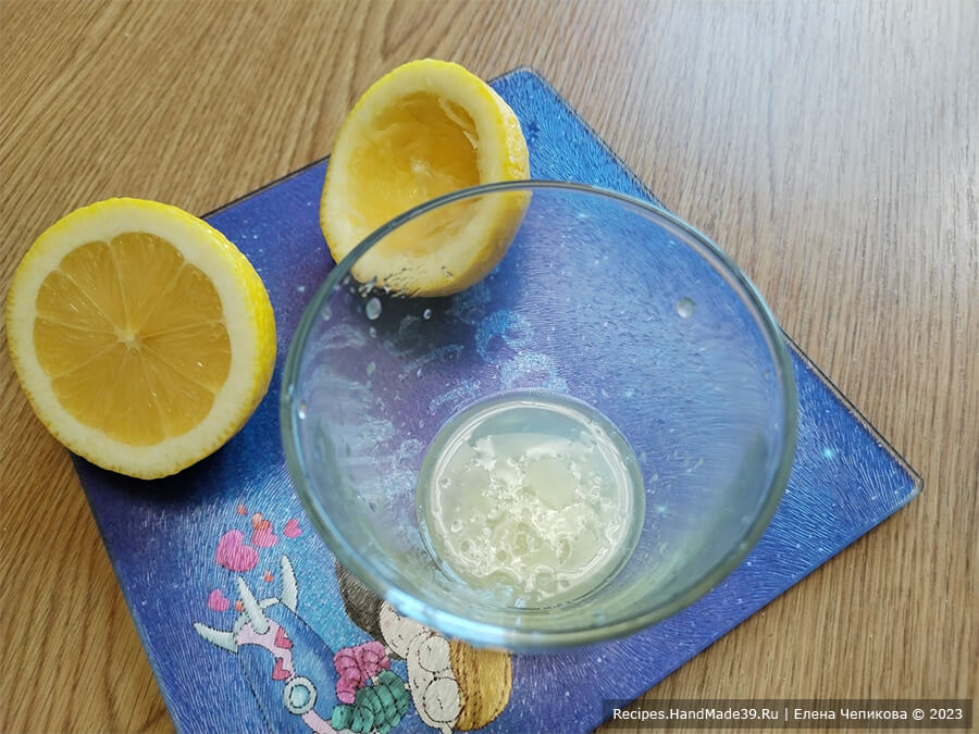 Крыжовниковый лёд – фото шаг 4. Выжать сок из половины лимона, добавить к крыжовенной массе