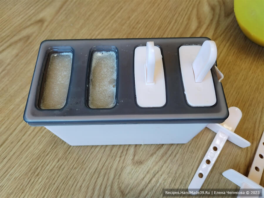 Крыжовниковый лёд – фото шаг 6. Залить полученную массу в формочки для мороженого, вставить палочки
