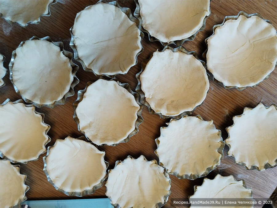 Открытые мини-пироги – фото шаг 2. Формочки для кексов смазать маслом, вложить в каждую формочку заготовку из теста