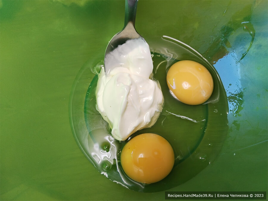 Открытые мини-пироги – фото шаг 6. Яйца соединить со сметаной, хорошо перемешать