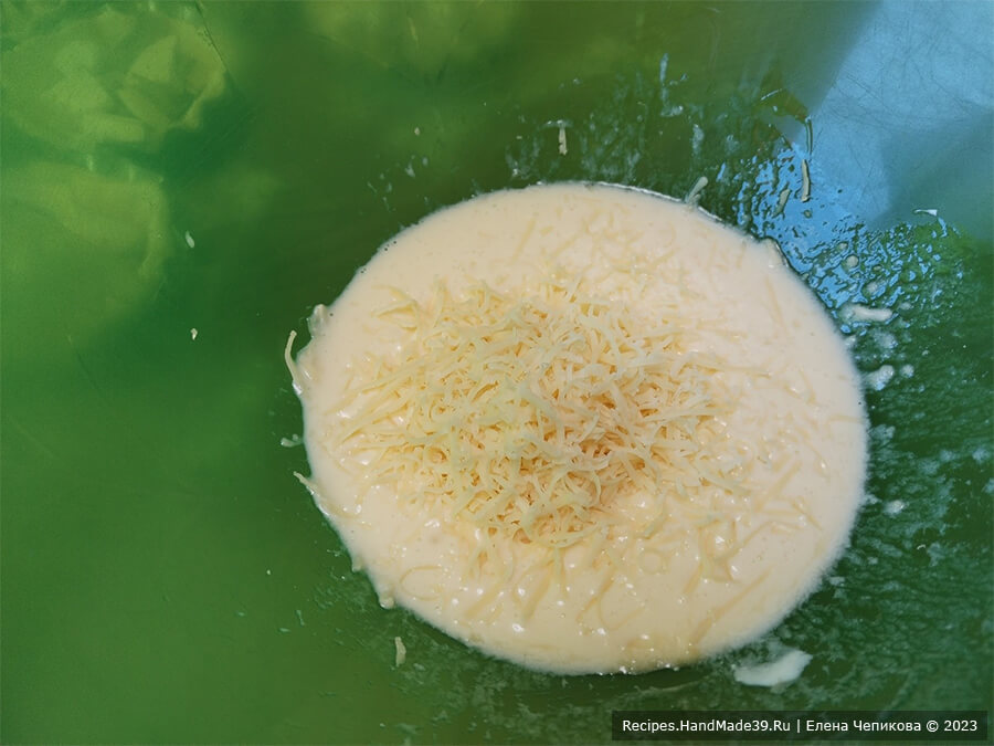 Открытые мини-пироги – фото шаг 7. Сыр натереть на тёрке, добавить в яично-сметанную смесь, хорошо перемешать
