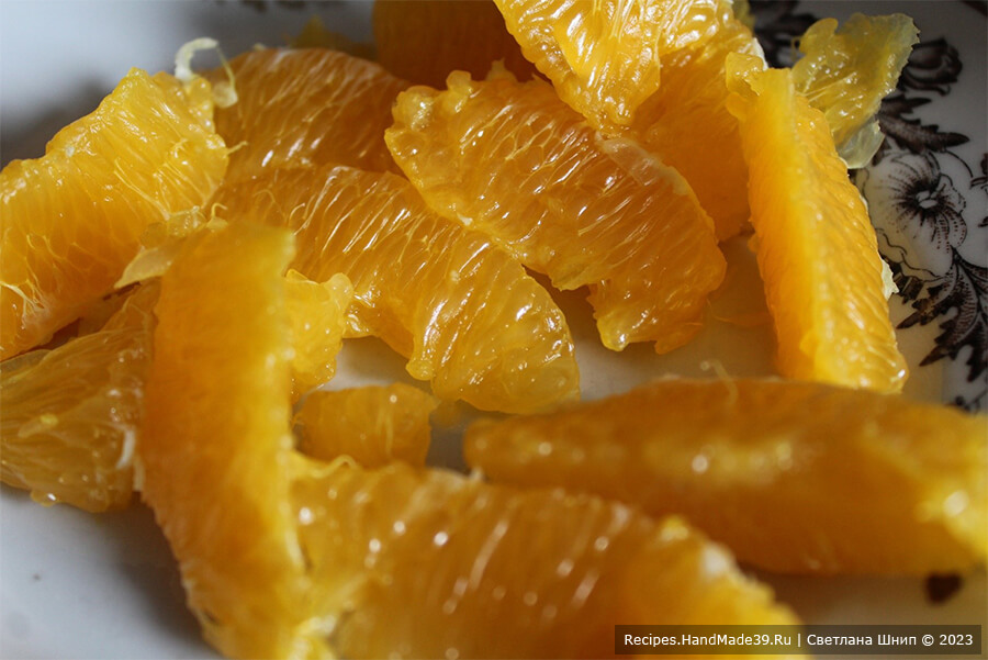 Свекольный салат с апельсином – фото шаг 5. Апельсины очистить от кожуры и разделить на дольки. Плёнки удалить