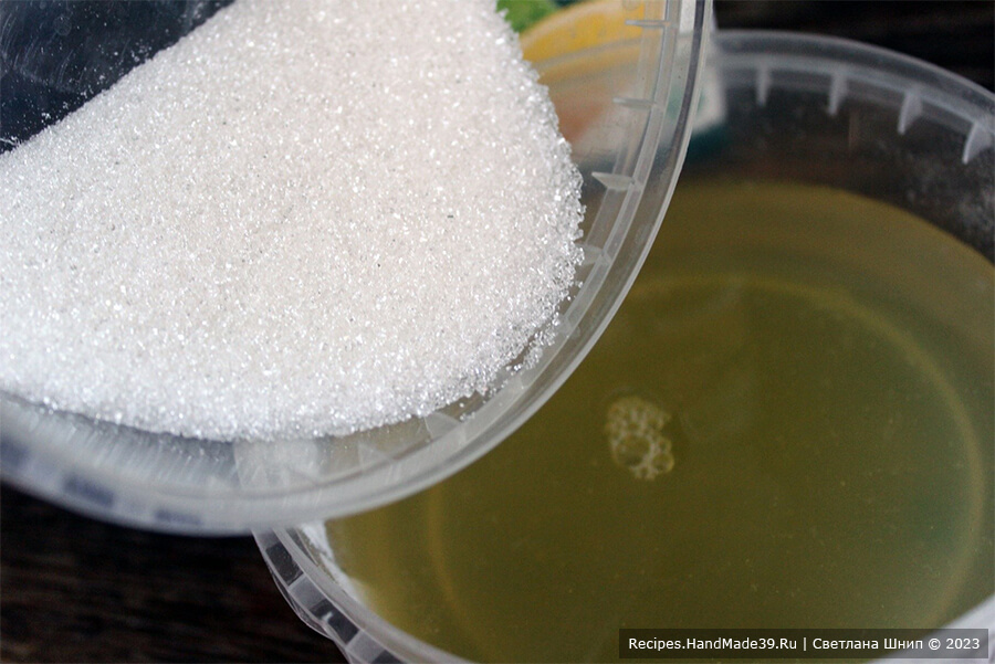 Жевательный мармелад на соке – фото шаг 1. Холодный сок соединить с сахаром