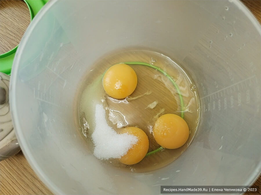 Пирог из лаваша с творогом – фото шаг 6. Приготовление заливки. Соединить яйца и сахар