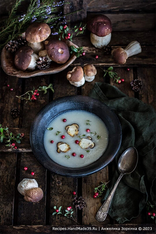 Суп-пюре из грибов и цветной капусты – фото шаг 6. Подавать грибной суп-пюре, посыпав сухариками. Приятного аппетита!