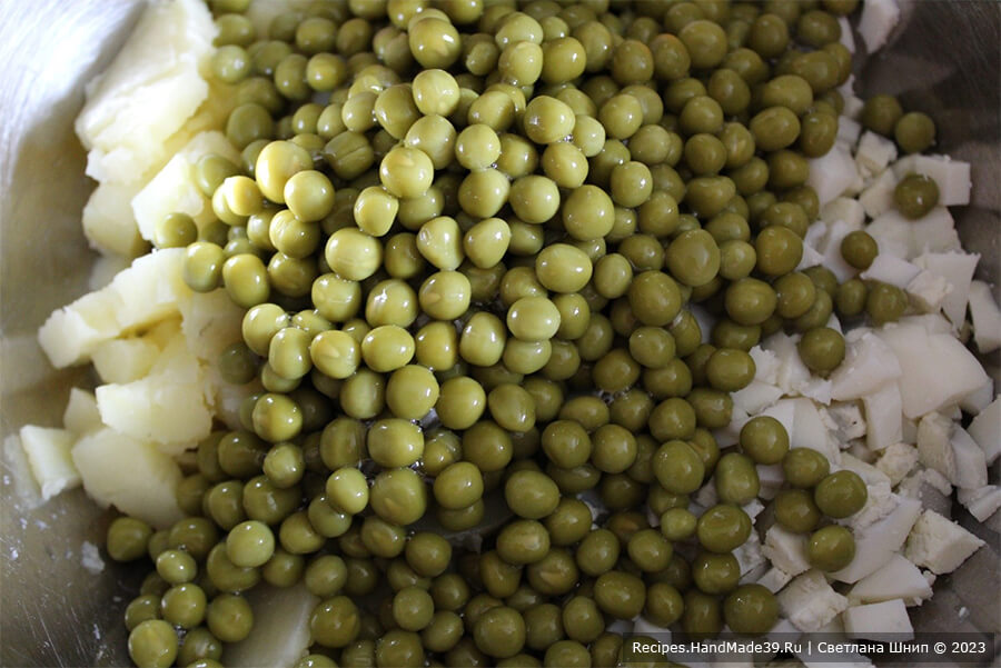 Оливье со шпротами – фото шаг 3. Слить жидкость из банки с зелёным горошком. Горошек добавить в салат