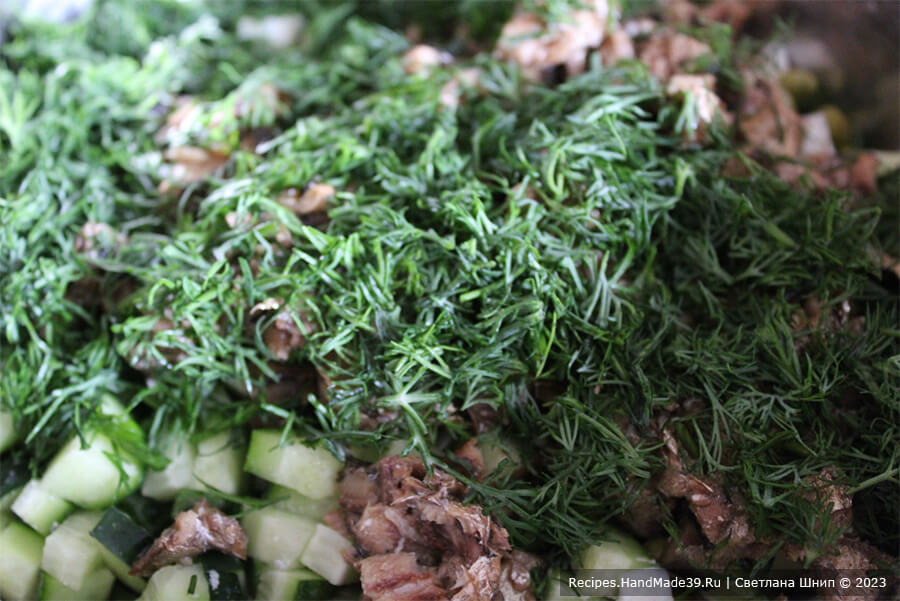 Оливье со шпротами – фото шаг 6. Зелень промыть, обсушить, нарезать, добавить в салат