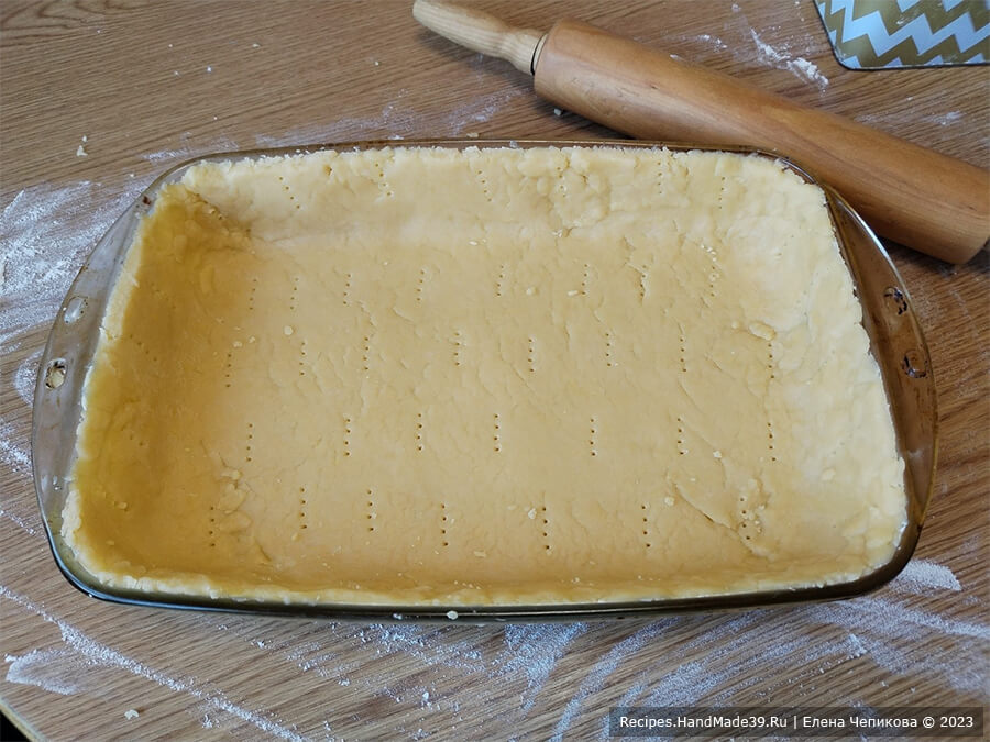 Сливовый пирог с меренгой – фото шаг 6. Охлаждённое тесто раскатать пластом толщиной около 7 мм и выложить в форму для выпечки, предварительно смазанную маслом. Выступающие края подравнять, тесто наколоть вилкой