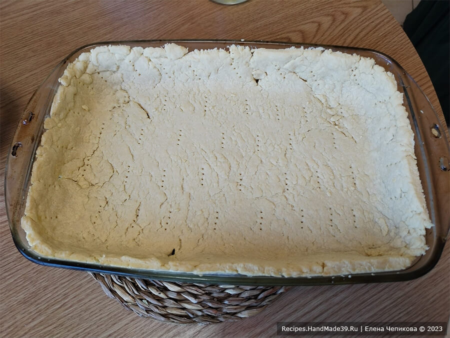 Сливовый пирог с меренгой – фото шаг 7. Поставить форму с тестом в духовку, разогретую до температуры 180 °C, примерно на 20 минут