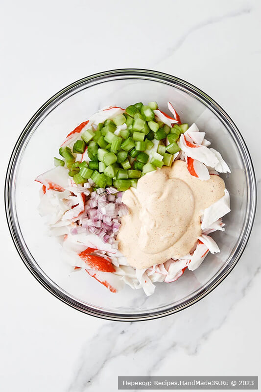 Крабовый салат – фото шаг 3. Перемешайте крупно нарезанное мясо крабов, сельдерей, лук-шалот, заправку в большой миске