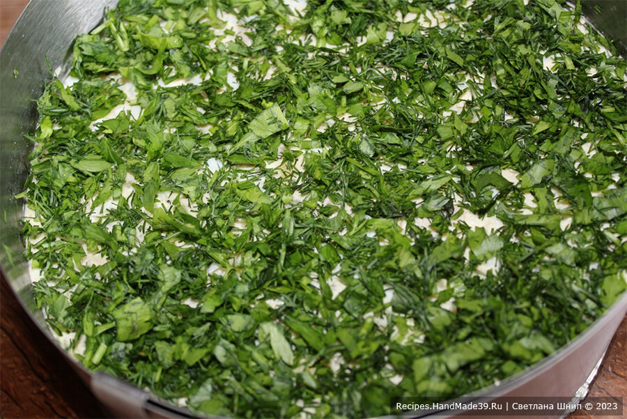 Салат «Лебединая верность» – фото шаг 13. Сверху украсить салат зеленью