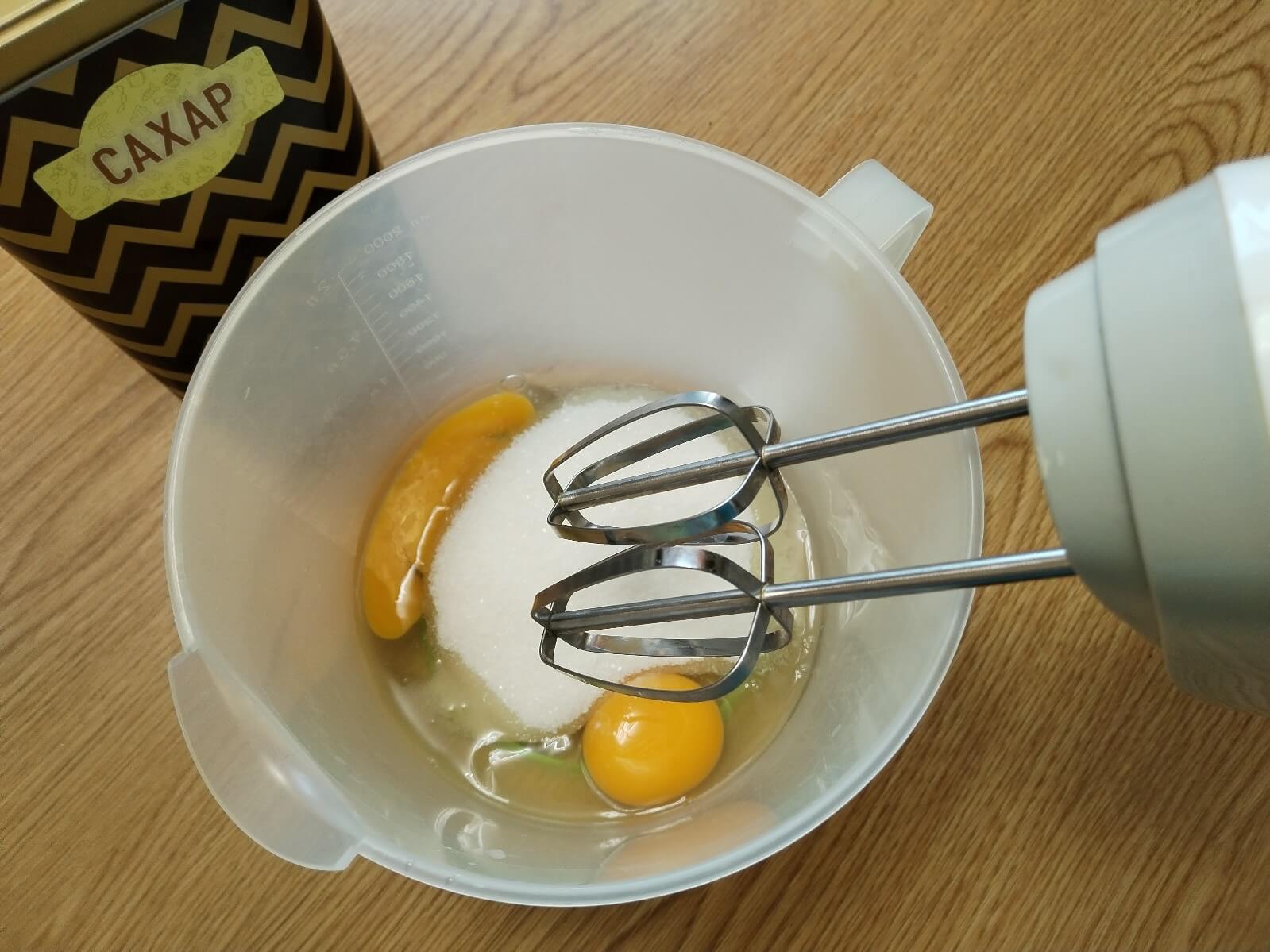 Творожная запеканка с хлопьями – фото шаг 1. Приготовление запеканки: яйца соединить с сахаром, взбить добела