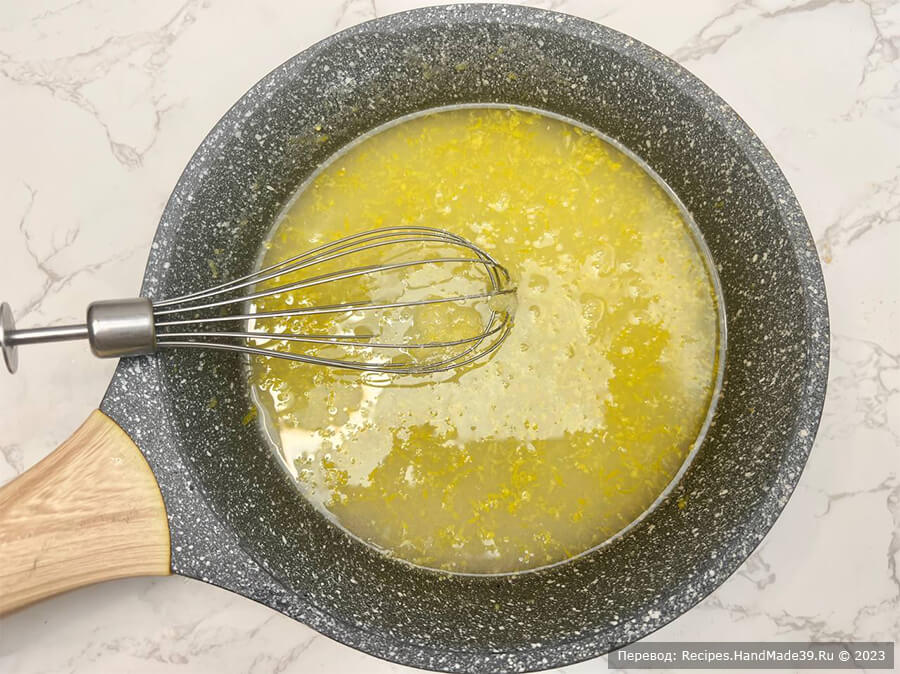 Лимонный тирамису – фото шаг 2. Влейте лимонный сок в кастрюлю и добавьте сахарную смесь