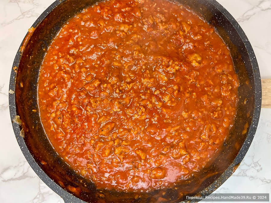 Запеканка из макарон с колбасой – фото шаг 3. Теперь добавьте кетчуп и обычную томатную пасту
