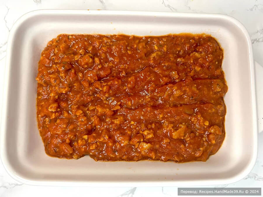 Запеканка из макарон с колбасой – фото шаг 6. На дно формы для запекания выложите колбасный фарш и томатный соус