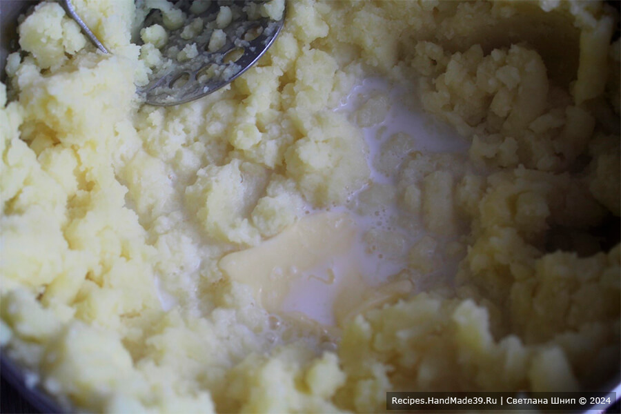 Пастуший пирог – фото шаг 7. Отварной картофель соединить со сливками и сливочным маслом, пюрировать