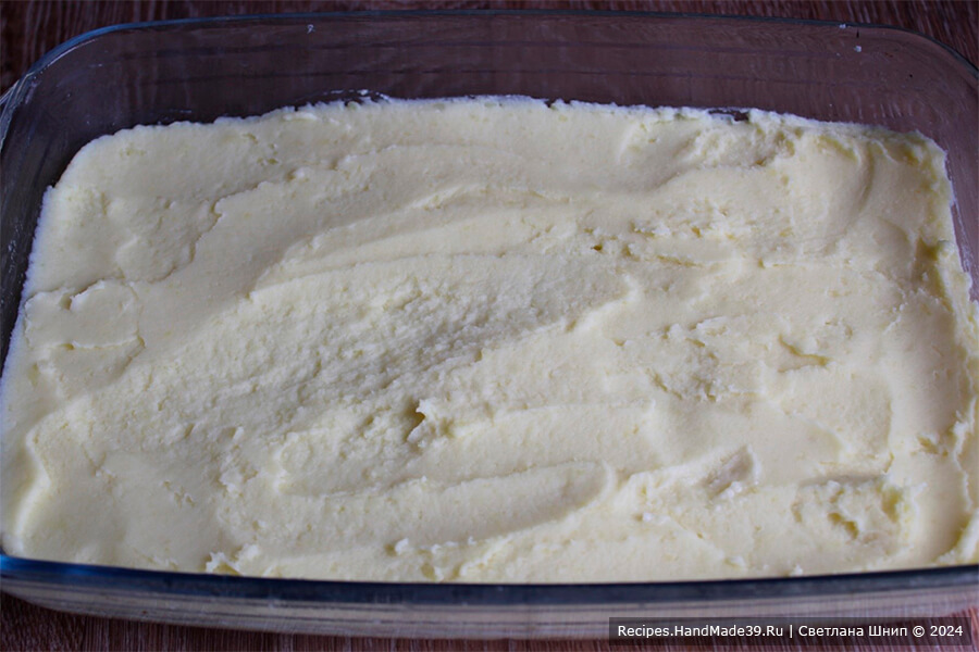 Пастуший пирог – фото шаг 10. Форму для выпечки смазать растительным маслом, выложить половину картофельно-сырной массы