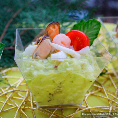 Яичный салат с авокадо и морепродуктами