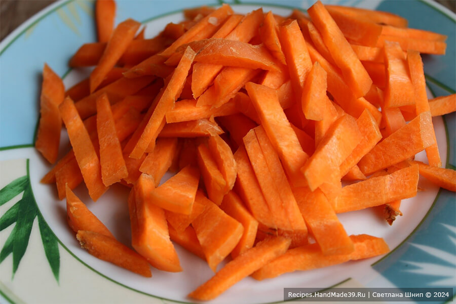 Щи из квашеной капусты – фото шаг 7. Морковь очистить от кожуры, нарезать соломкой