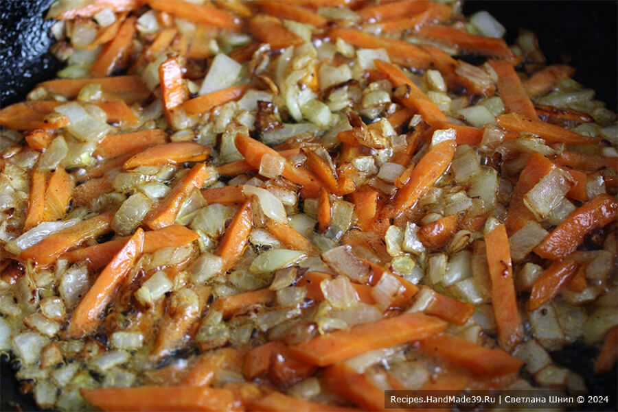 Щи из квашеной капусты – фото шаг 9. Морковь и лук обжарить несколько минут на растительном масле