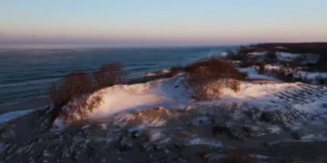 Зимнее Балтийское море и песчаные дюны Куршской косы