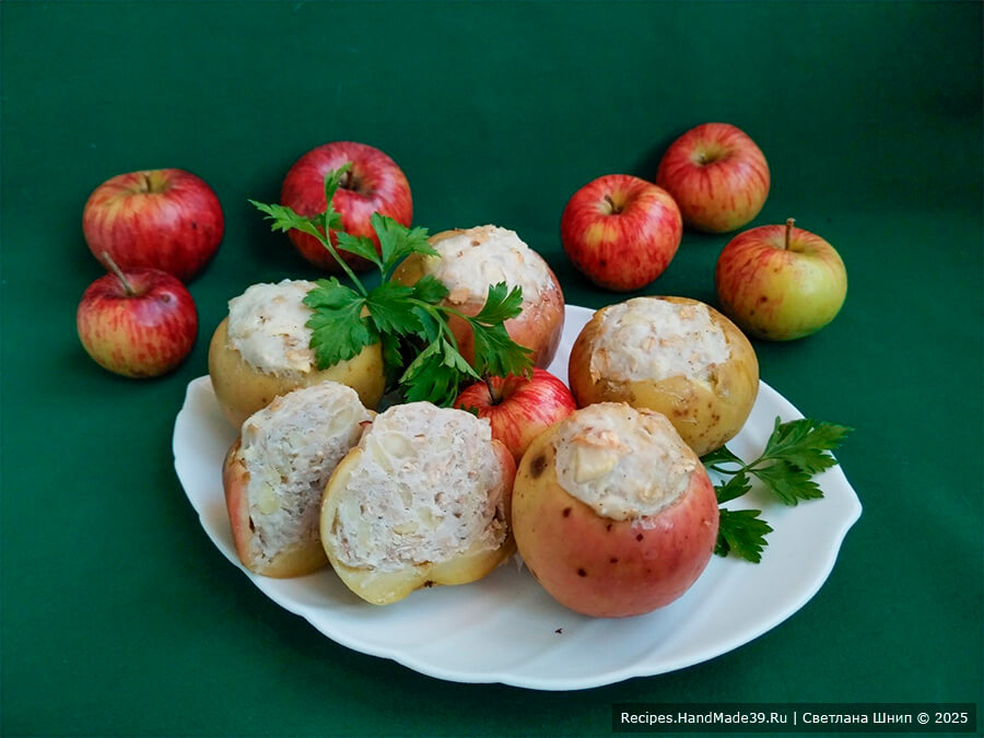 Запечённые яблоки, фаршированные мясом