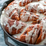 Пирог из булочек с корицей и глазурью