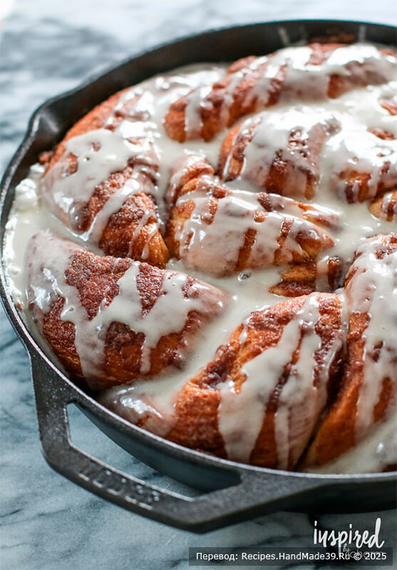 Пирог из булочек с корицей и глазурью