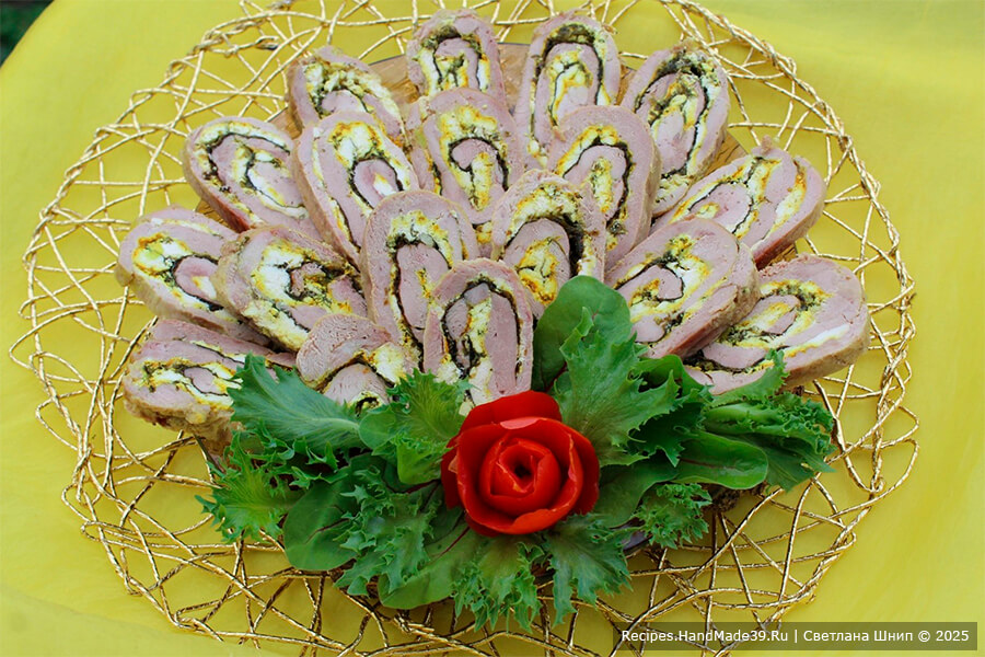 Рулет из индейки с творожным сыром