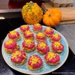 Закуска-канапе «Сельдь под шубой» на запечённом дранике