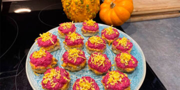 Закуска-канапе «Сельдь под шубой» на запечённом дранике