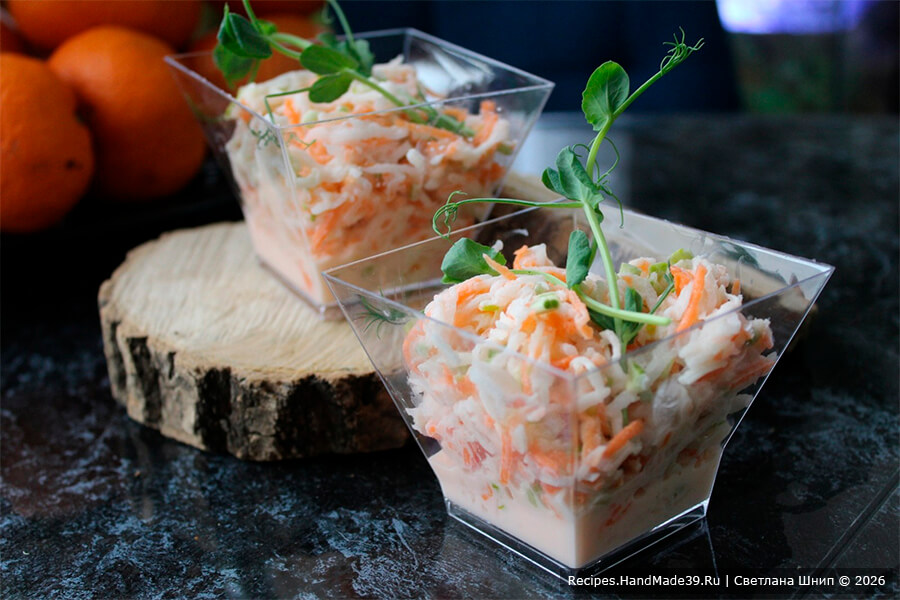 Салат с редькой, морковью, яблоком и черемшой